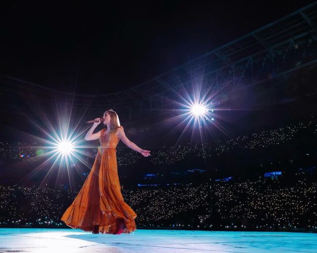 Taylor Swift durante apresentação no estádio Nilton Santos no Rio de Janeiro em 2024