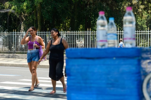 Duas mulheres atravessam rua em bairro do Rio de Janeiro