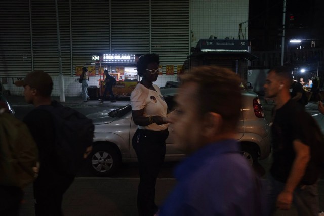 Transeuntes em rua de Duque de Caxias, na Baixada Fluminense