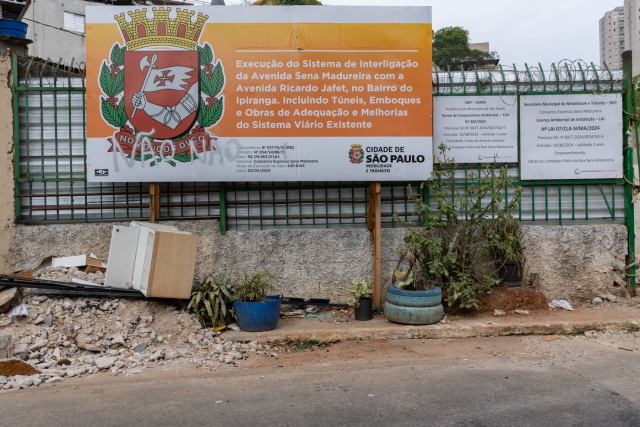 Placa do túnel traz o valor de 2011 e “Consórcio Sena Madureira” no lugar de Consórcio Galvão Engenharia e Ayla Construtora