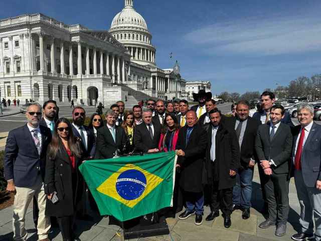 Comitiva de bolsonaristas que foi aos Estados Unidos em março para participar de uma audiência pública na Comissão Tom Lantos de Direitos Humanos. Eles seguram a bandeira do Brasil em frente ao Congresso americano.