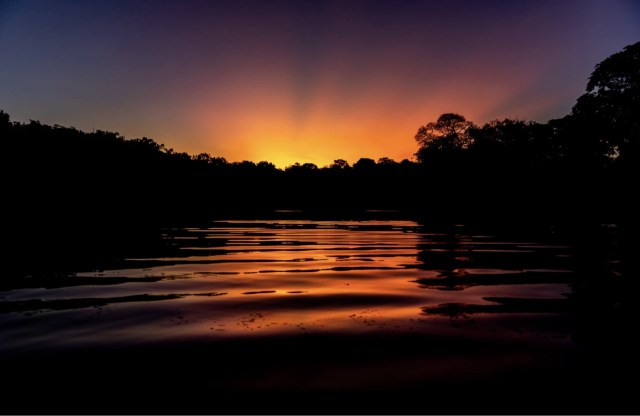 Pôr do sol de frente ao rio Ipixuna