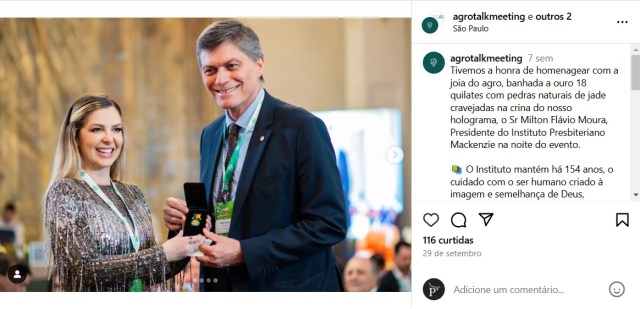 Aryane Garcia, idealizadora do Agrotalk Mind, entrega a “joia do agro” ao diretor do Instituto Presbiteriano Mackenzie, Milton Flávio, em evento do setor