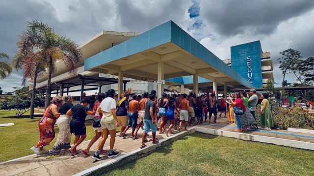 Imagem mostra concentração de indígenas em frente à Secretaria de Educação do Pará