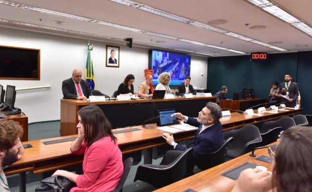 Audiência pública na Câmara dos Deputados reuniu representantes trabalhistas e do movimento Vida Além do Trabalho (VAT) para debater os impactos da escala 6x1