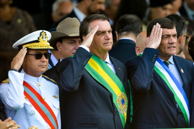 O comandante da Marinha, Almirante Almir Garnier Santos, o ex-presidente Jair Bolsonaro, e o ex-ministro da Defesa, Paulo Sérgio Nogueira