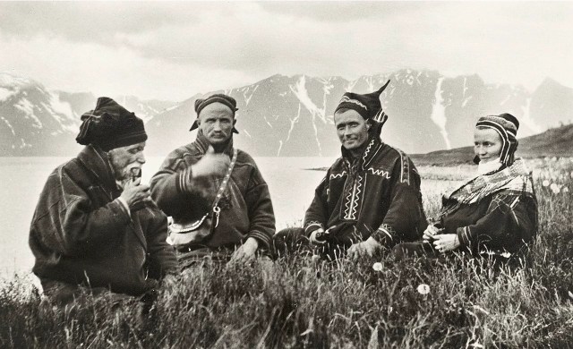 Um grupo de pessoas da montanha Sami em Lyngen, Troms na Noruega