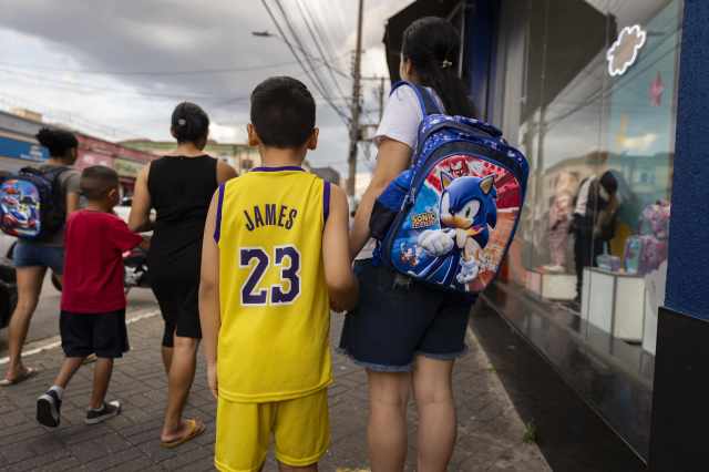 Aluno deixa de usar uniforme escolar e vai à Escola Estadual Professor José Escobar com roupa de time de basquete na tentativa de amenizar o calor dentro da sala de aula