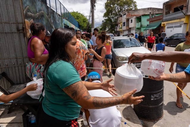 Influenciadora ajuda a mobilizar doações. Ela também perdeu tudo nas enchentes