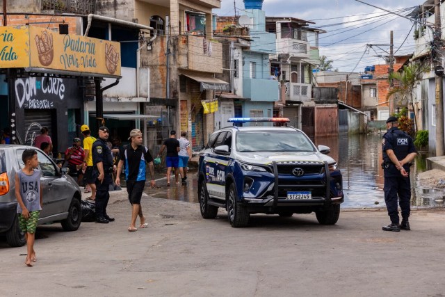 Presença ostensiva da GCM próxima a região alagada na Rua do Mururés, Jardim Helena