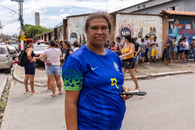 Danubia Borges chegou na fila para fazer o cadastro do auxílio da prefeitura às 7h, mas às 11h30, ainda estava distante do portão da EMEF Mururés