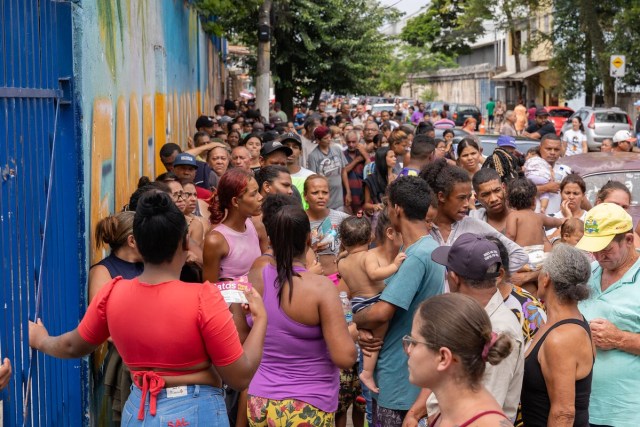 Após passarem pelo menos 4 horas na fila em frente a EMEF Mururés, moradores enfrentaram hostilidade da GCM para conseguir auxílios