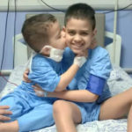 Menino de 3 salva irmão com doença rara ao doar medula; para sempre juntos!