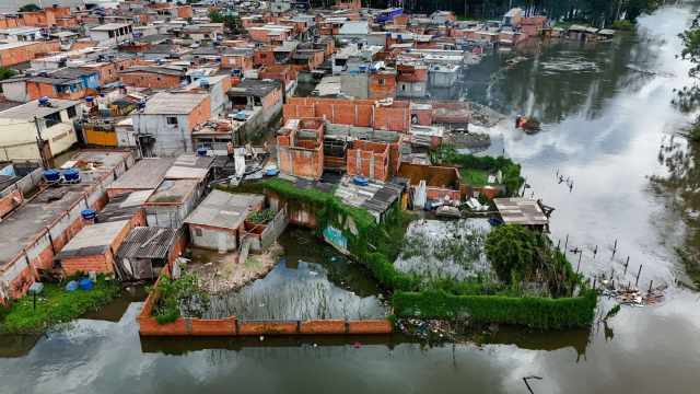 Foto aérea mostra alagamentos no Jardim Pantanal em São Paulo (SP)