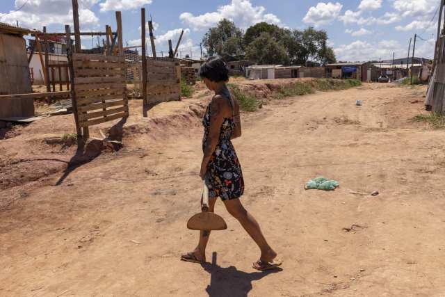 Valéria Bacelar pagou aluguel durante 29 anos. Durante a pandemia de Covid-19, ficou desempregada, entregou a casa e passou a morar na ocupação Vila da Mata