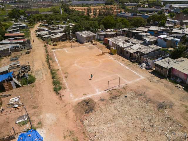 Imagem aérea de campo de futebol em bairro de São Paulo