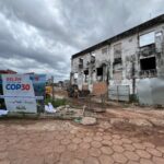 Favela de palafitas recebe esgoto e entulhos de bairro nobre em obra da COP30