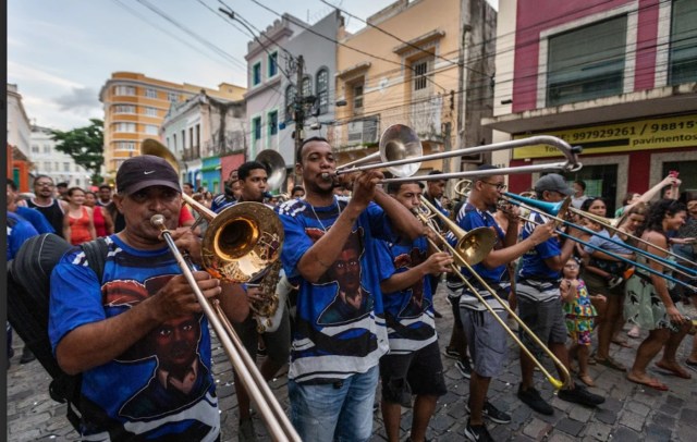 Músicos da Orquestra Henrique Dias arrastam multidões no Carnaval em Olinda, Pernambuco