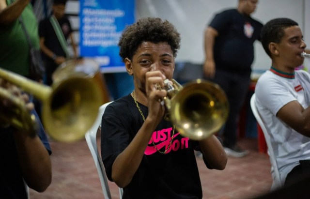 David Guilherme, de 12 anos, toca trompete durante ensaio da Orquestra Henrique Dias, em Olinda, Pernambuco