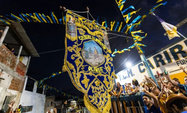 Cortejo do bloco Cariri Olindense arrasta milhares de foliões pelas ladeiras de Olinda, Pernambuco