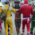 Policiais fantasiados de Power Rangers prendem ladrão de celulares no Carnaval; vídeo