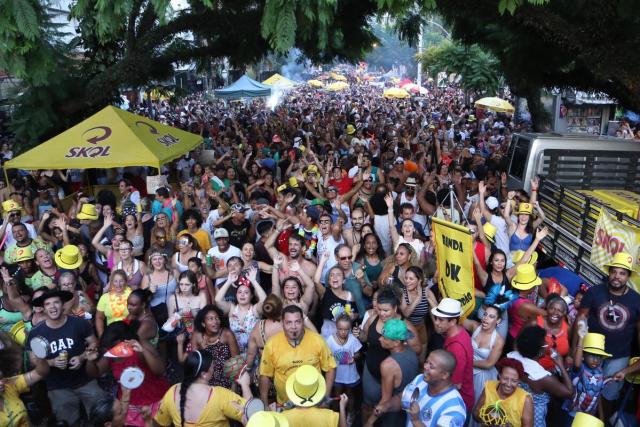 Bloco de carnaval desce as ruas de Porto Alegre, Rio Grande do Sul