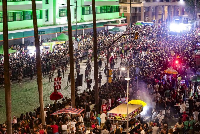 Bloco de carnaval desce as ruas de Porto Alegre, Rio Grande do Sul