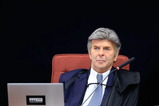 Ministro do STF durante julgamento dos envolvidos nos atos golpistas de 8/1; sério e com a toga preta em sessão no plenário.