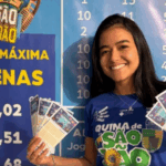 Ganhador da loteria cumpre promessa e doa 10% do prêmio para funcionária da lotérica