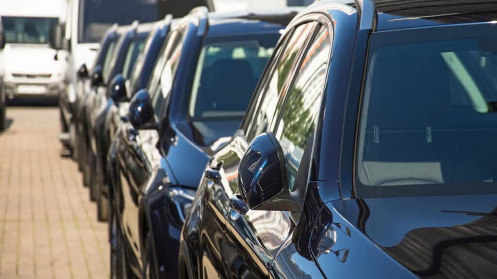 Lei dos retrovisores está de volta e pega motoristas brasileiros desprevenidos!