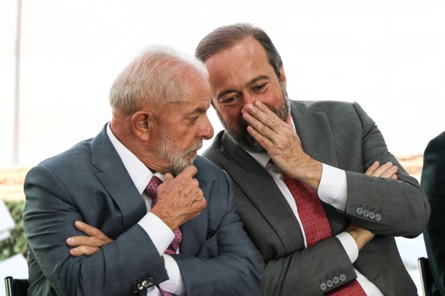 O ministro de Minas e Energia, Alexandre Silveira (PSD/MG), ao lado do presidente Lula. Uma rede de empresas o conecta à mineração em Minas Gerais