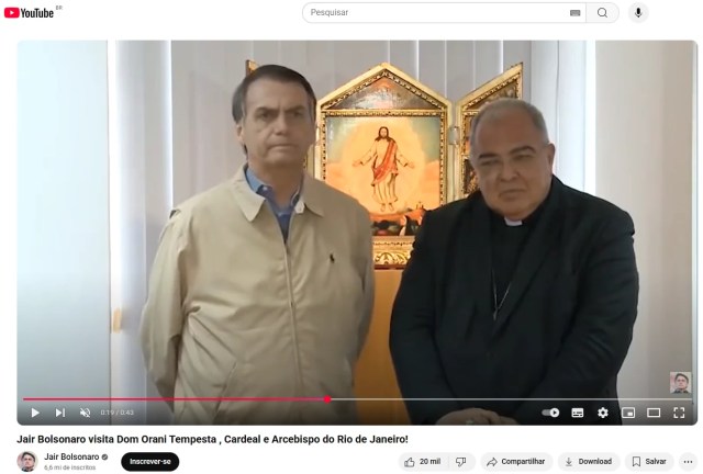 Jair Bolsonaro em visita a Dom Orani Tempesta, cardeal e arcebispo do Rio de Janeiro, com um ícone religioso ao fundo. A imagem pode ilustrar a relação entre política e Igreja no Brasil, e o posicionamento de brasileiros no conclave.