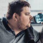 Beber água ao acordar pode prevenir AVC? Veja o que diz a ciência
