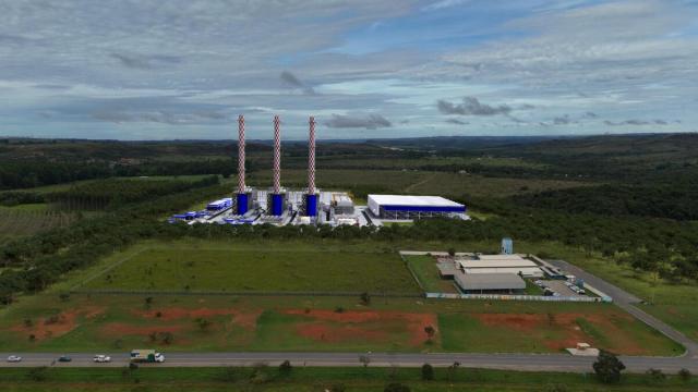 Simulação digital da termelétrica prevista para a periferia do DF, cercada por áreas de Cerrado; ao lado, estrutura de uma escola rural que resiste ao projeto, único obstáculo à liberação facilitada pelo novo licenciamento ambiental.