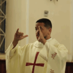 Padre celebra missa em Libras e mostra o que é inclusão; vídeo