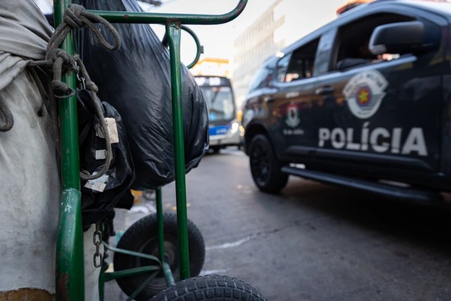 Viatura da polícia circula pelas ruas do Brás, no centro de São Paulo