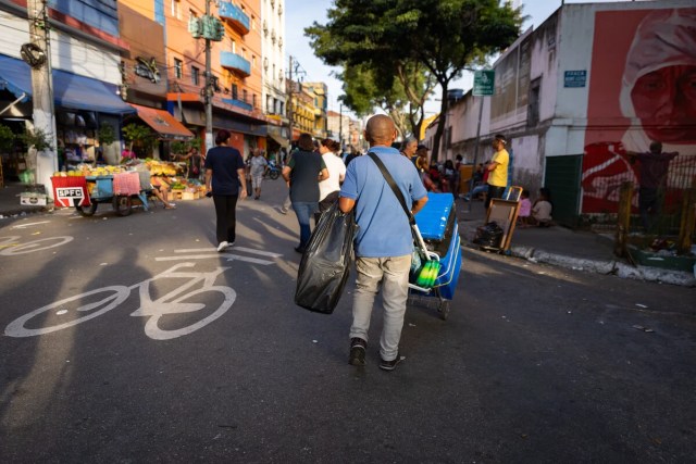 Ambulantes circulam pelas ruas do centro de São Paulo