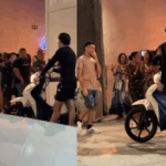 Cantor dá moto a jovem que andava 12 km por dia para estudar; vídeo