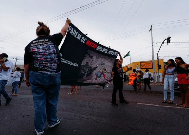 Moradores de Londrina se reuniram para protestar contra a morte dos jovens Kelvin e Wender