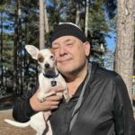 Chihuahua bípede resgatado avisa que tutor teria ataque cardíaco e salva a vida dele