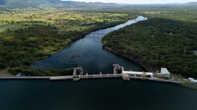 Vista frontal de hidrelétrica em Goiás, cuja construção expulsou comunidades quilombolas do território tradicional.