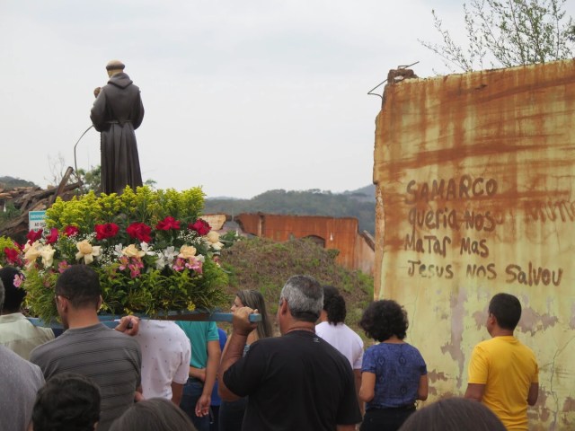 Moradores fazem procissão em Bento Rodrigues, em 2019