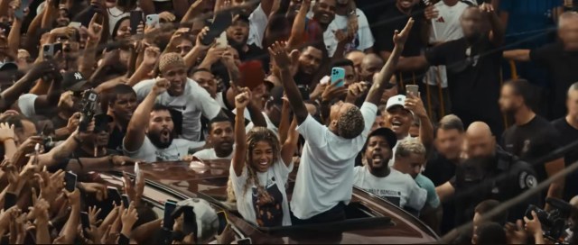 Jovens celebram em manifestação na periferia na libertação de MC Poze do Rodo. Funk é marcado por perseguição e violência policial.