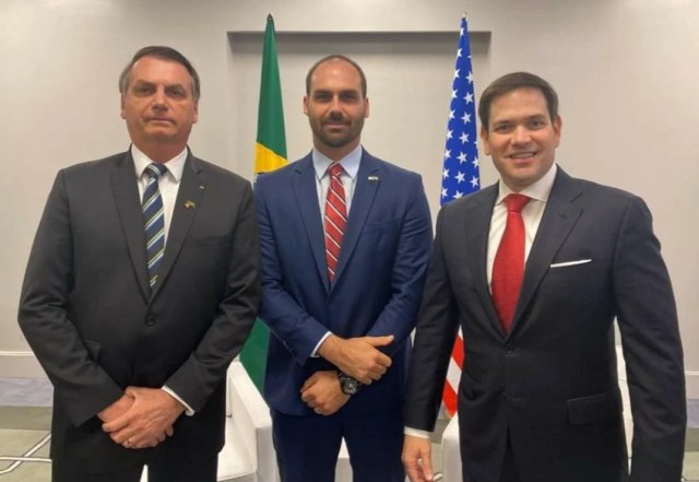Jair Bolsonaro e Eduardo se encontraram com o então senador Marco Rubio em março de 2020, em evento em Miami, na Flórida.