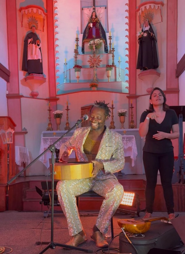 Pererê durante o show em Ouro Preto que gerou ataques virtuais contra ele