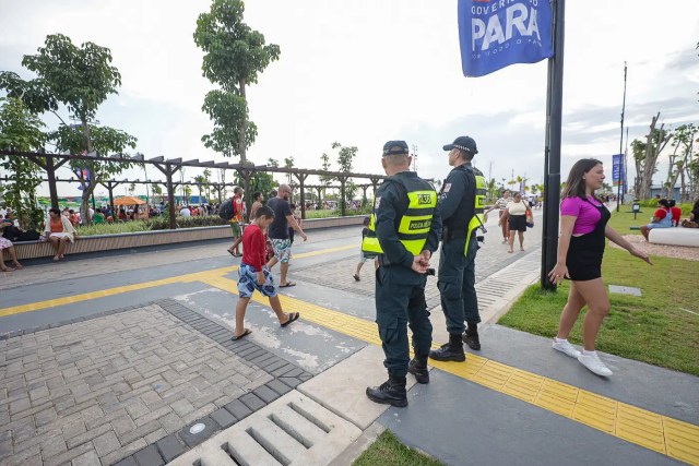 Obra da COP em Belém com arborização e presença de policiamento, em contraste com a construção da Avenida Liberdade.