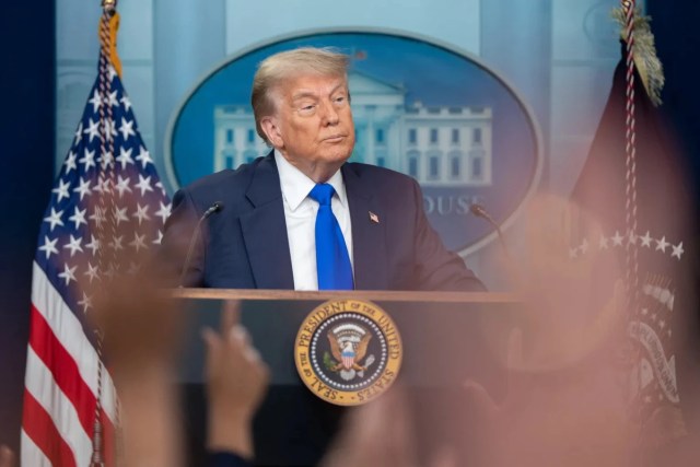 Donald Trump durante pronunciamento oficial, em contexto de debates sobre a crise no clima.