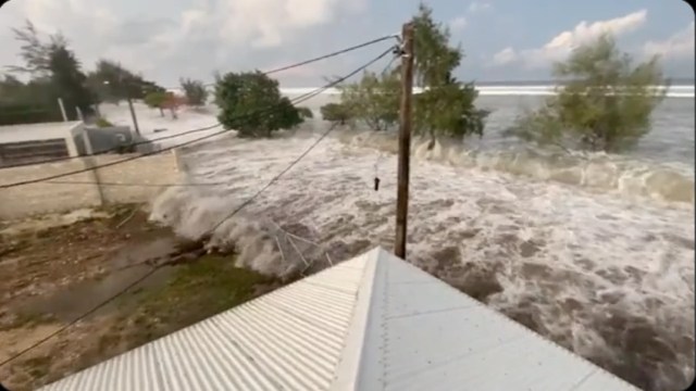 Inundação provocada pela crise no clima atinge região costeira, com mar avançando sobre casas e ruas.