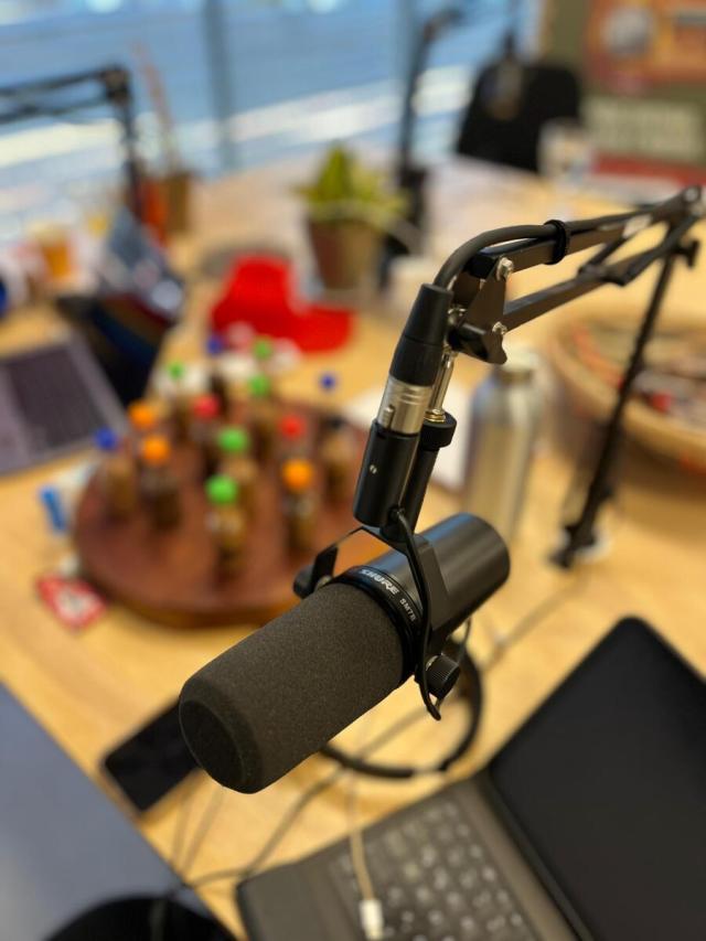 Imagem mostra mesa de gravação da rádio nacional dos povos