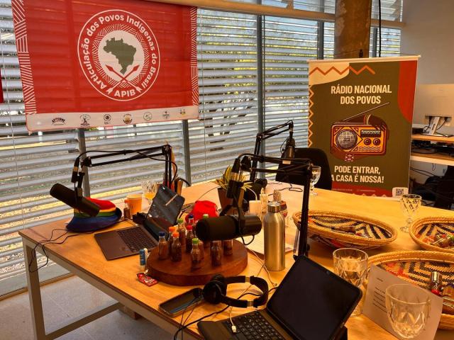 Imagem mostra mesa de gravação da rádio nacional dos povos